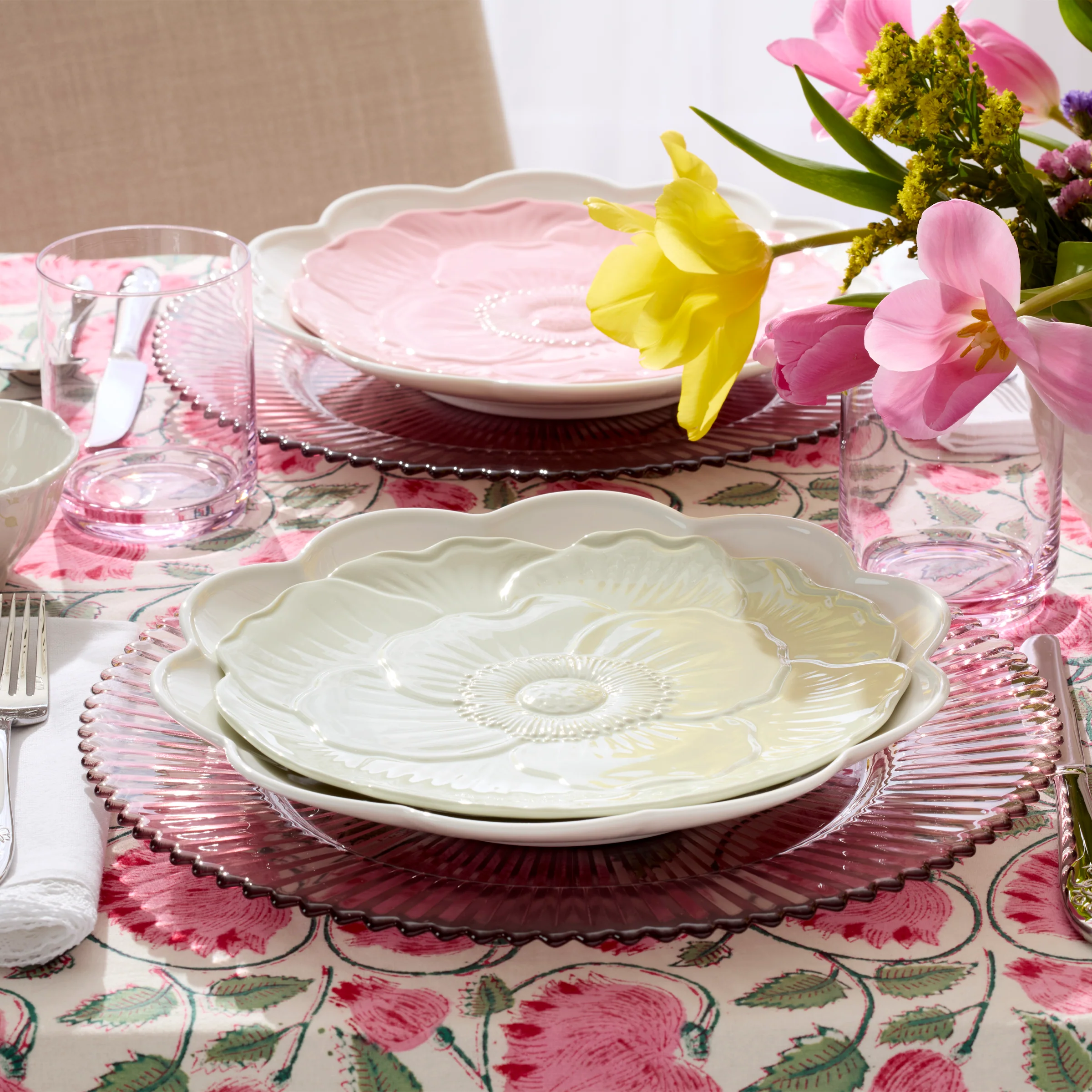 Studio 1414 Scallop 12-Piece Dinnerware Set - Image 9